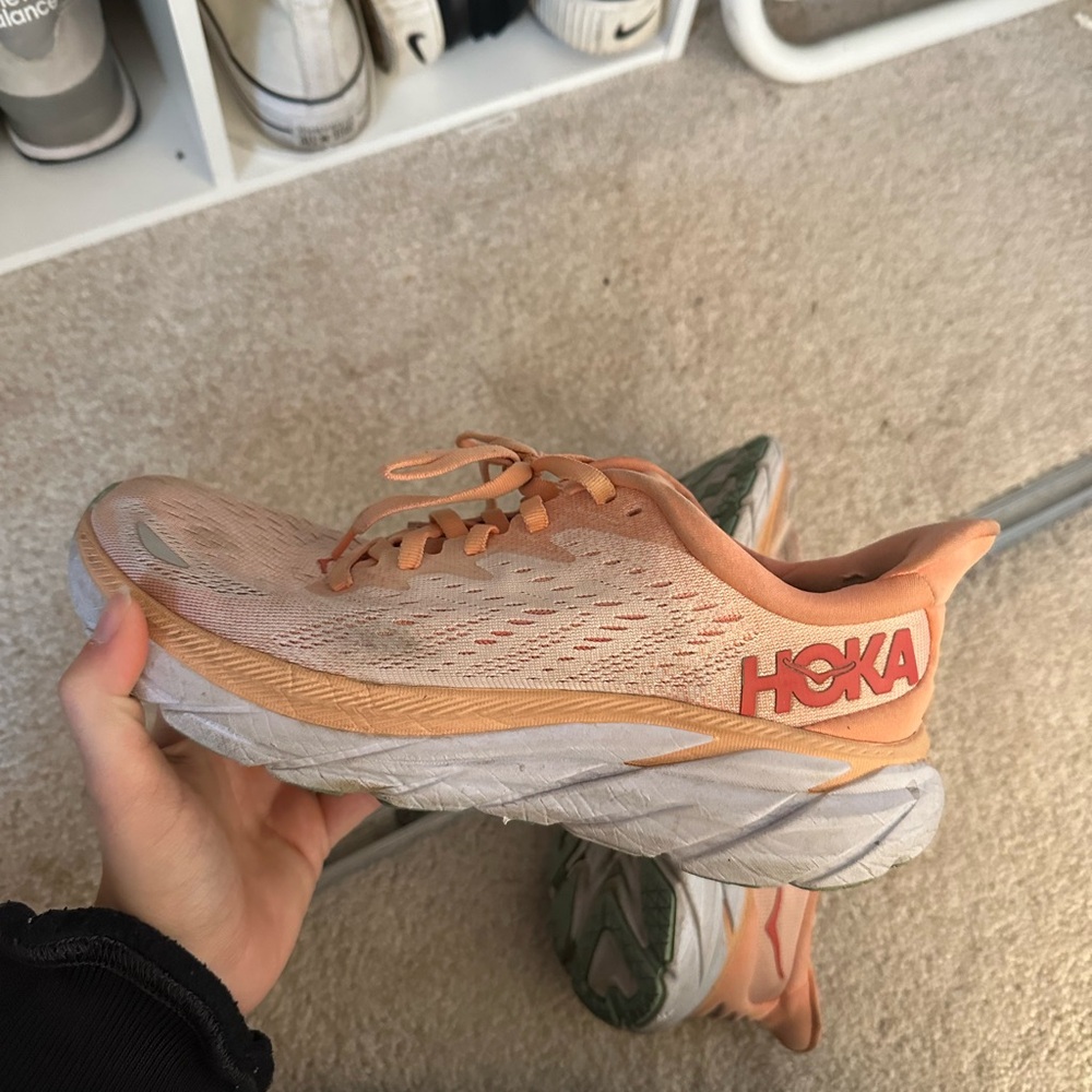 Hoka.. i believe these are the clifton 8s 
Size 8